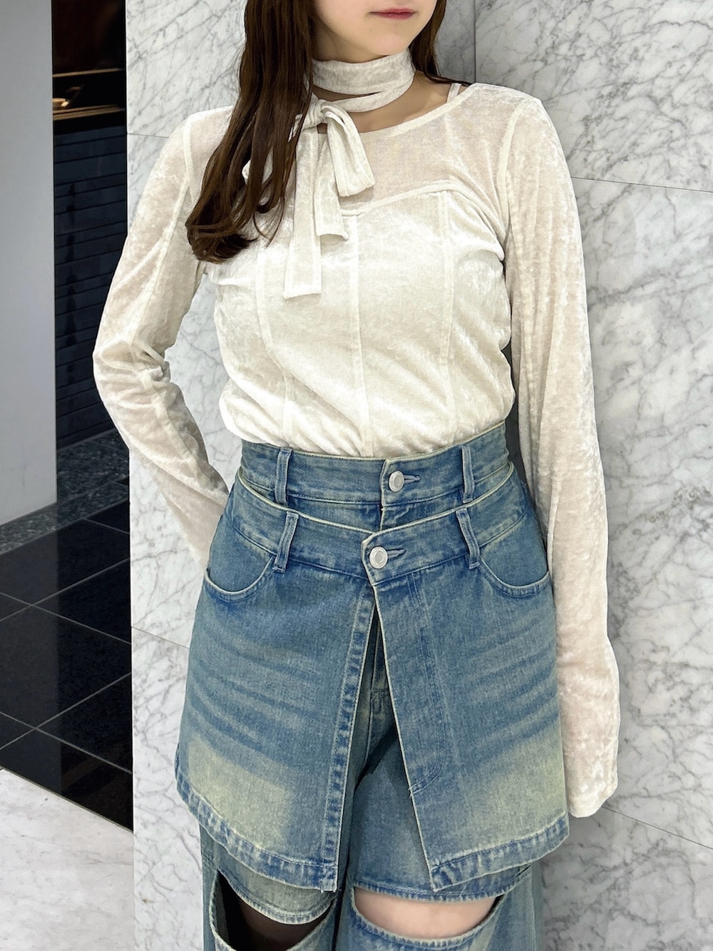 ホワイト系のTシャツ/カットソー、ブルー系のデニムパンツ、シルバー系のローファーを着用したレディースの春コーディネートの8枚目の写真