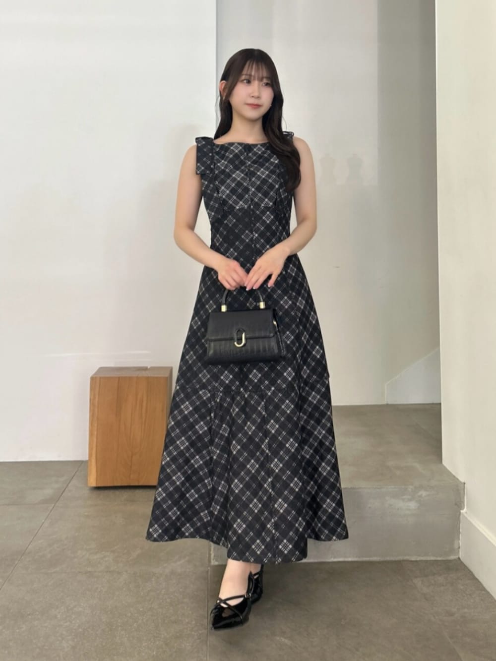 ホワイト系のシャツ/ブラウス、その他のワンピース、ブラック系のパンプスを着用したレディースの夏コーディネートの4枚目の写真
