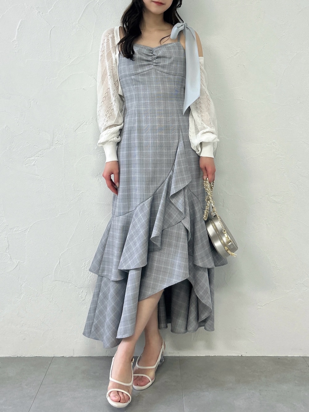 その他のカーディガン/ボレロ、その他のワンピースを着用したレディースの春コーディネートの3枚目の写真