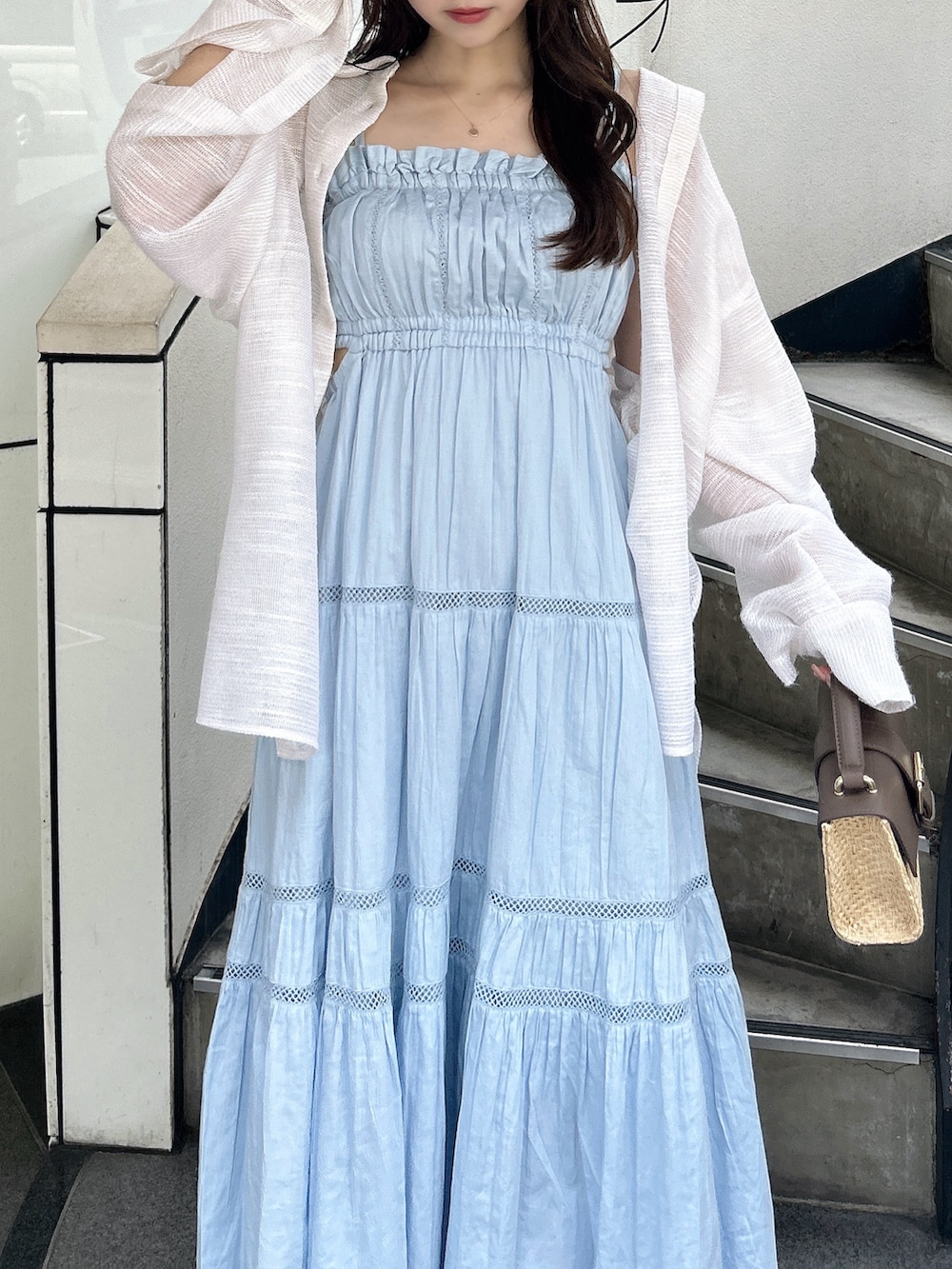 ホワイト系のシャツ/ブラウス、ブルー系のワンピース、ホワイト系のサンダルを着用したレディースの夏コーディネートの9枚目の写真