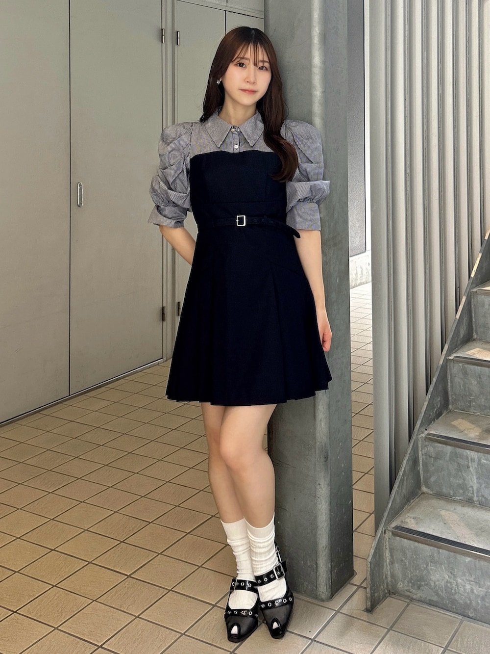 ブルー系のワンピース、ブルー系のワンピース、ブラック系のパンプスを着用したレディースの夏コーディネートの2枚目の写真