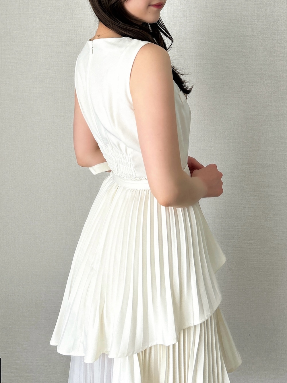 ホワイト系のワンピースを着用したレディースの春コーディネートの10枚目の写真