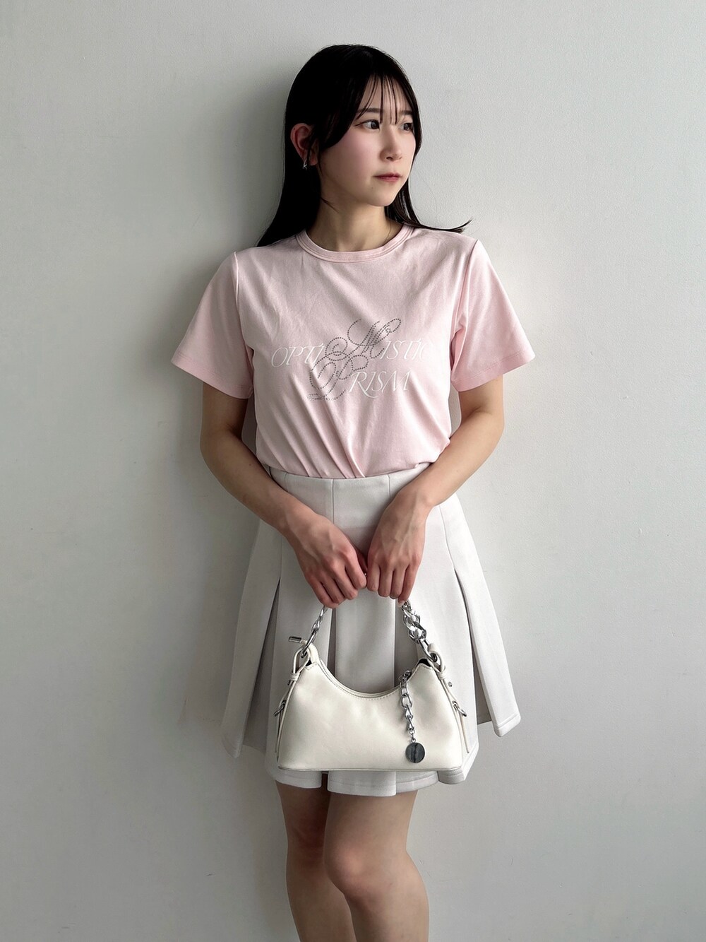 ピンク系のTシャツ/カットソー、ホワイト系のスカートを着用したレディースの春コーディネートの7枚目の写真
