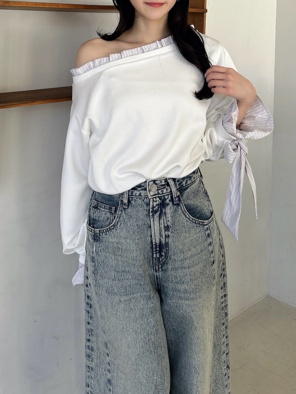 ホワイト系のTシャツ/カットソー、ブルー系のデニムパンツを着用したレディースの春コーディネートの7枚目の写真