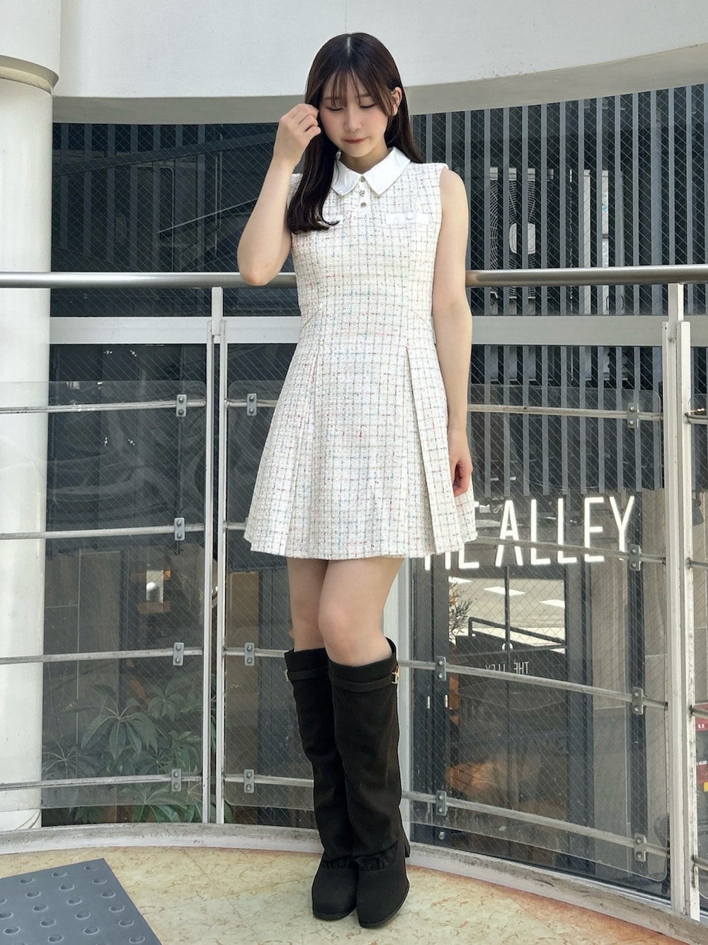 ホワイト系のワンピース、ブラウン系のブーツを着用したレディースの秋コーディネートの2枚目の写真