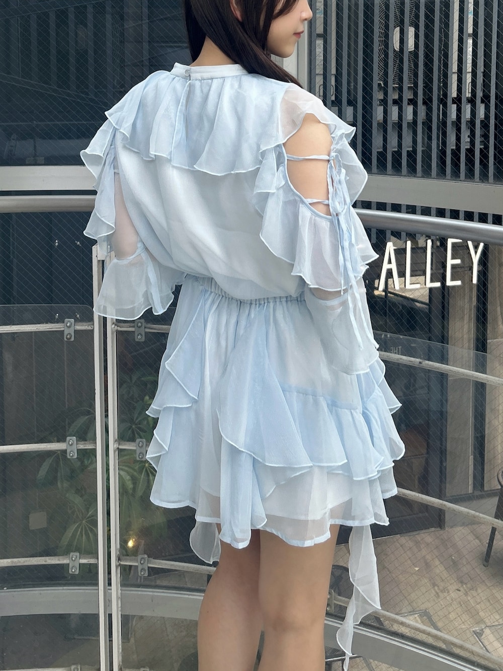 ブルー系のシャツ/ブラウス、ブルー系のスカート、ホワイト系のサンダルを着用したレディースの秋コーディネートの10枚目の写真