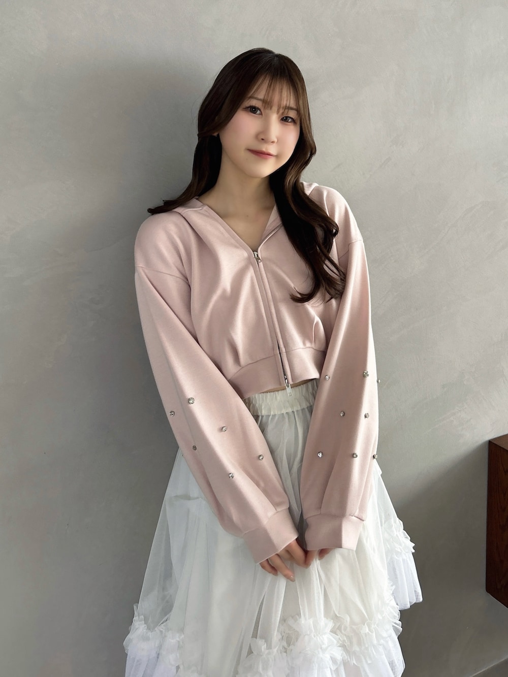 ホワイト系のスカート、ホワイト系のパンプス、ピンク系のTシャツ/カットソーを着用したレディースの春コーディネートの6枚目の写真