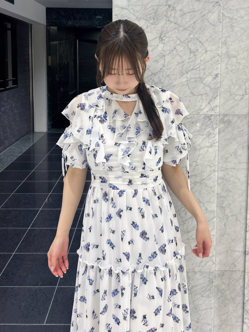 ホワイト系のワンピース、ホワイト系のパンプスを着用したレディースの春コーディネートの8枚目の写真