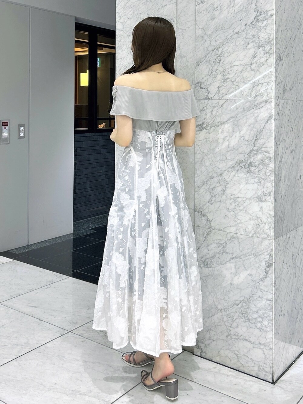 グレー系のワンピース、シルバー系のパンプスを着用したレディースの夏コーディネートの5枚目の写真