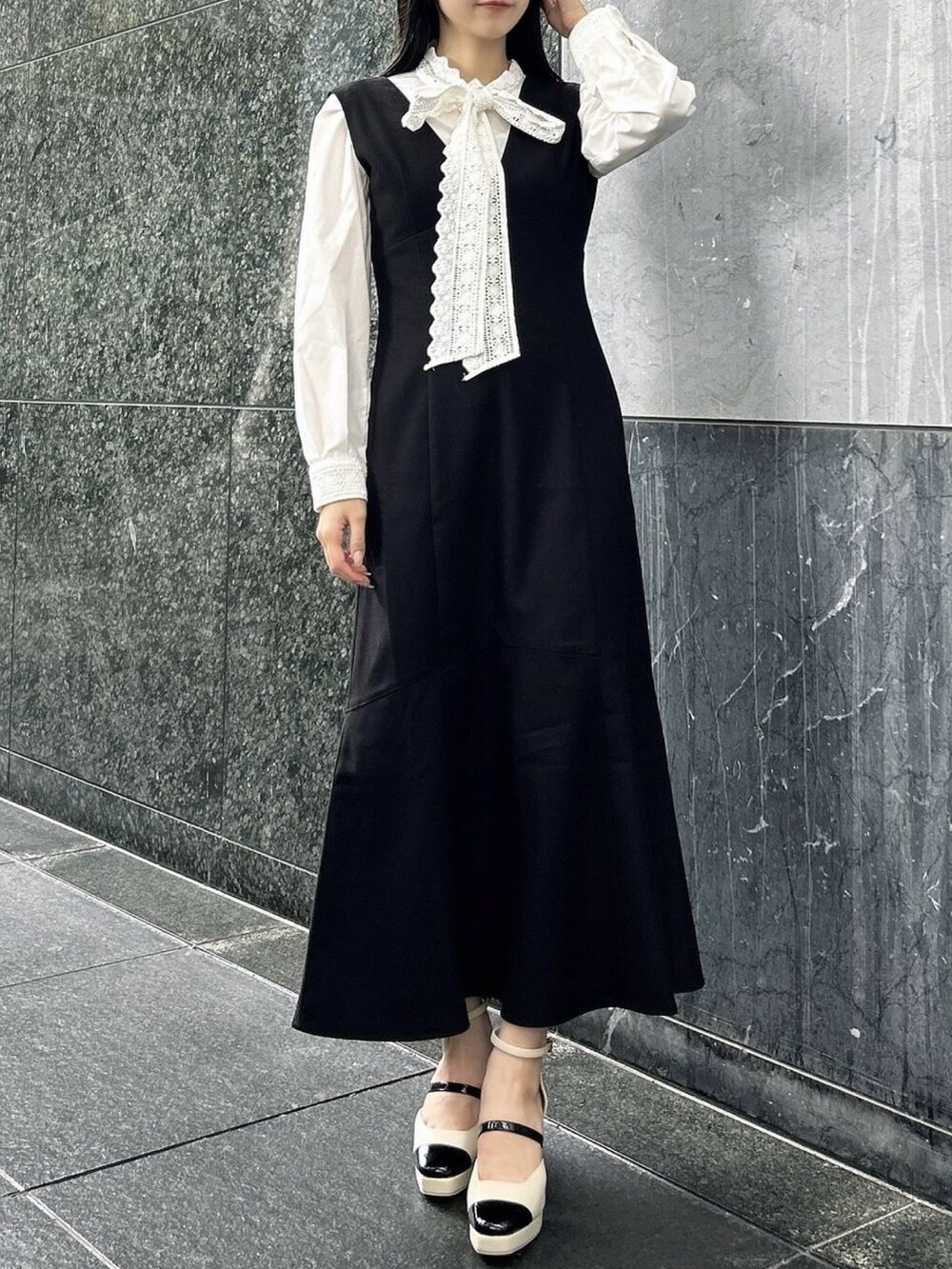 ホワイト系のシャツ/ブラウス、ブラック系のワンピース、ベージュ系のパンプスを着用したレディースの秋コーディネートの4枚目の写真