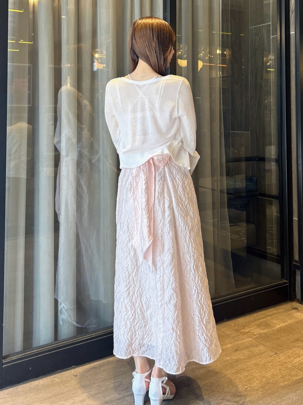 ホワイト系のカーディガン/ボレロ、ホワイト系のTシャツ/カットソー、ピンク系のワンピースを着用したレディースの夏コーディネートの5枚目の写真