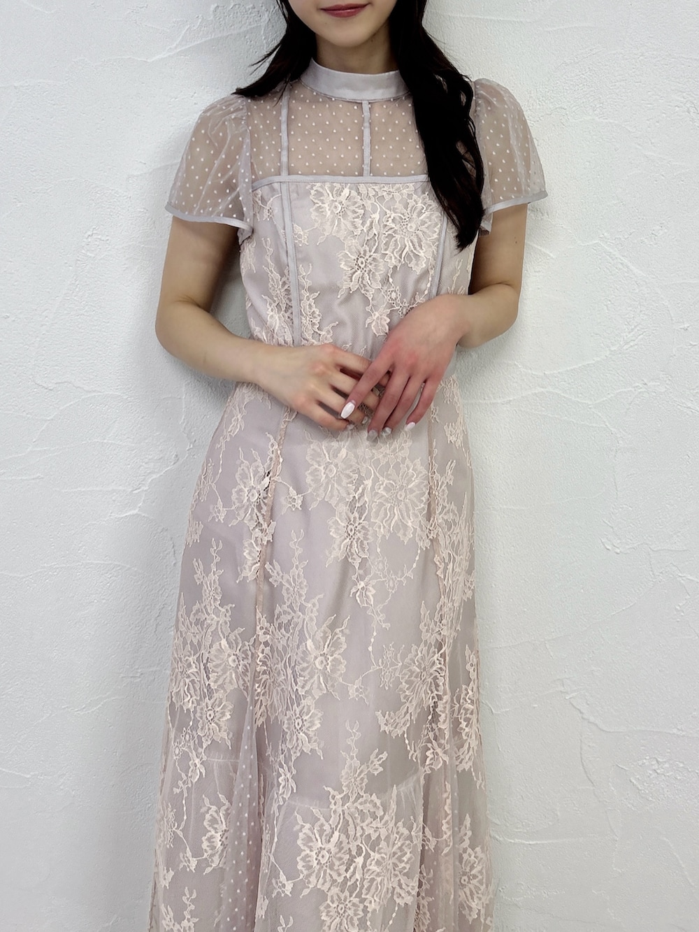 ピンク系のドレスを着用したレディースの冬コーディネートの5枚目の写真