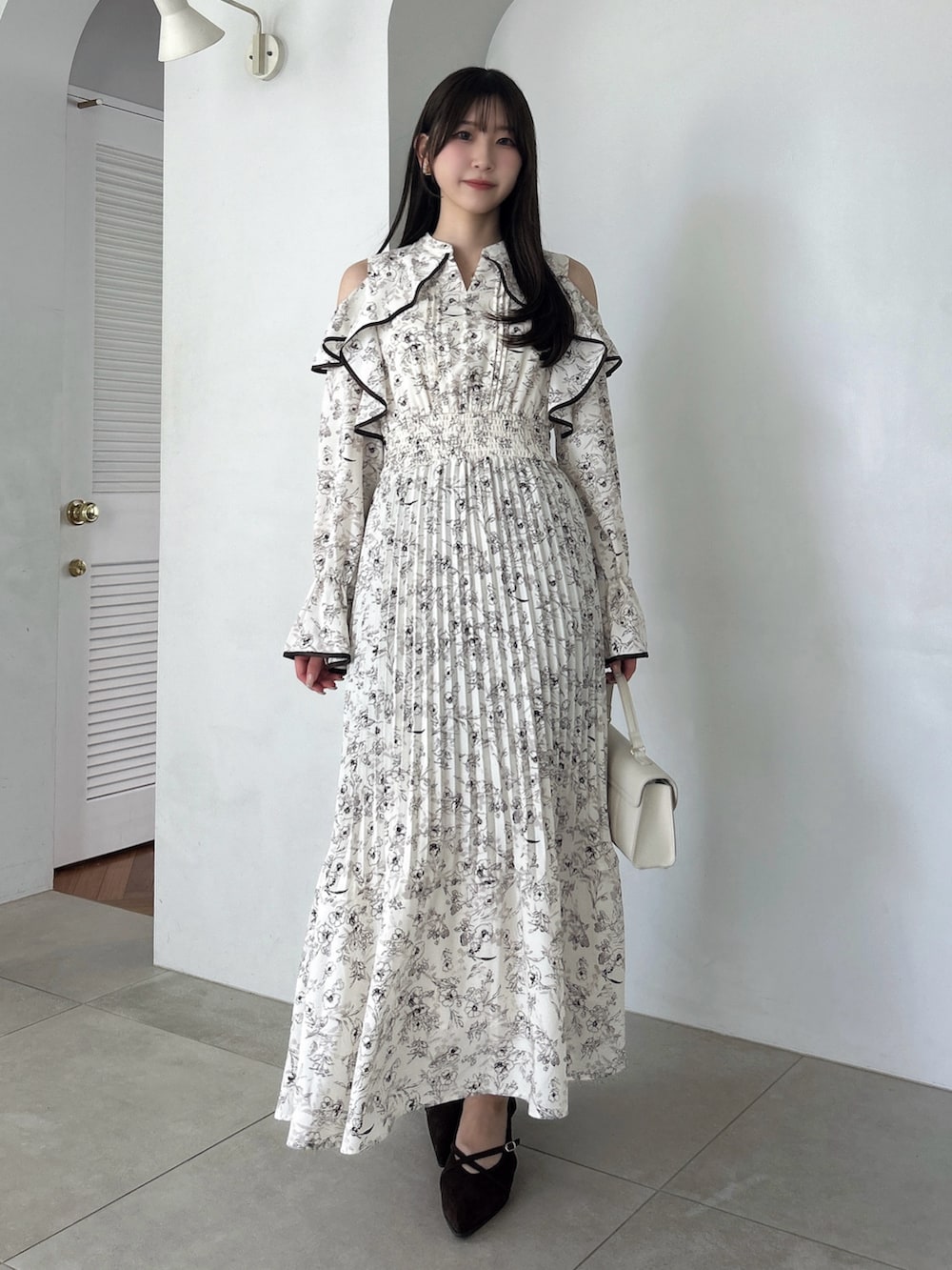 ホワイト系のワンピース、ブラウン系のパンプスを着用したレディースの秋コーディネートの4枚目の写真