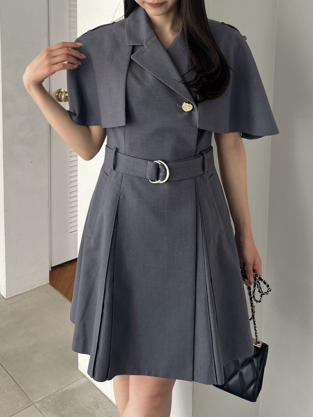 グレー系のワンピースを着用したレディースの秋コーディネートの9枚目の写真