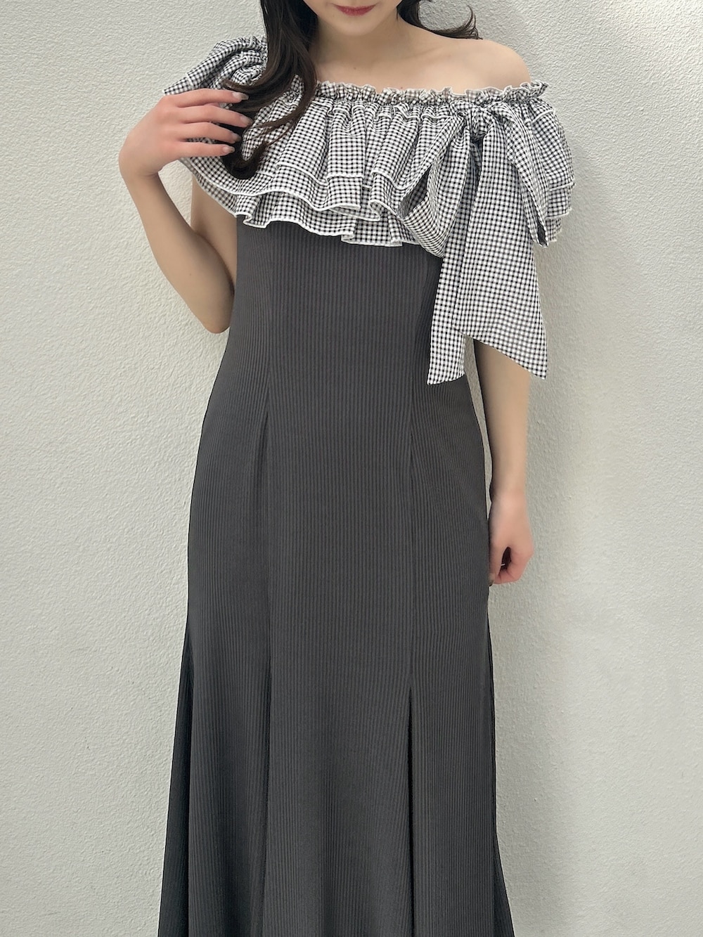 その他のワンピースを着用したレディースの春コーディネートの7枚目の写真