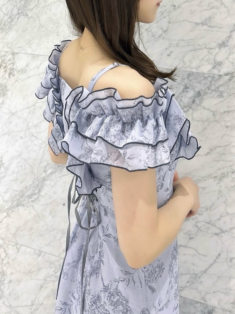 ホワイト系のパンプス、ブルー系のワンピースを着用したレディースの夏コーディネートの7枚目の写真