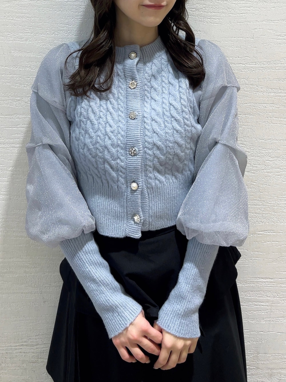 ブルー系のカーディガン/ボレロ、ブラック系のスカート、ブラック系のブーツを着用したレディースの冬コーディネートの6枚目の写真