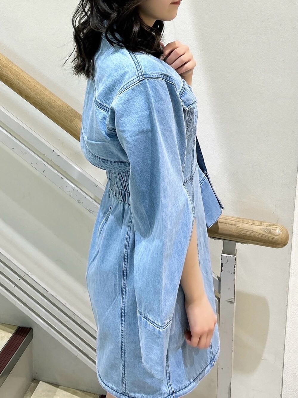 ブルー系のワンピース、ホワイト系のブーツを着用したレディースの春コーディネートの8枚目の写真