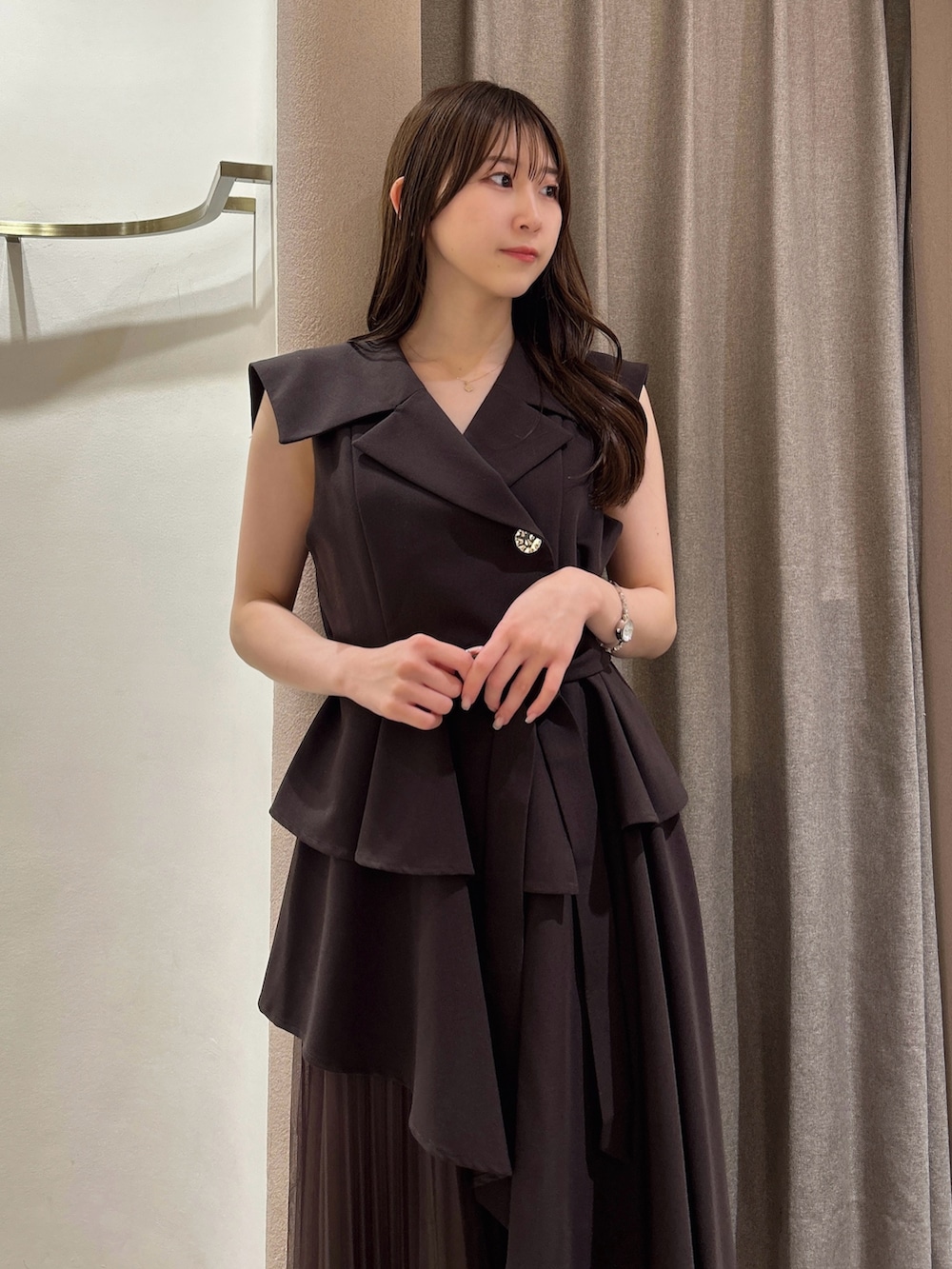 ブラウン系のワンピース、ホワイト系のサンダルを着用したレディースの夏コーディネートの6枚目の写真