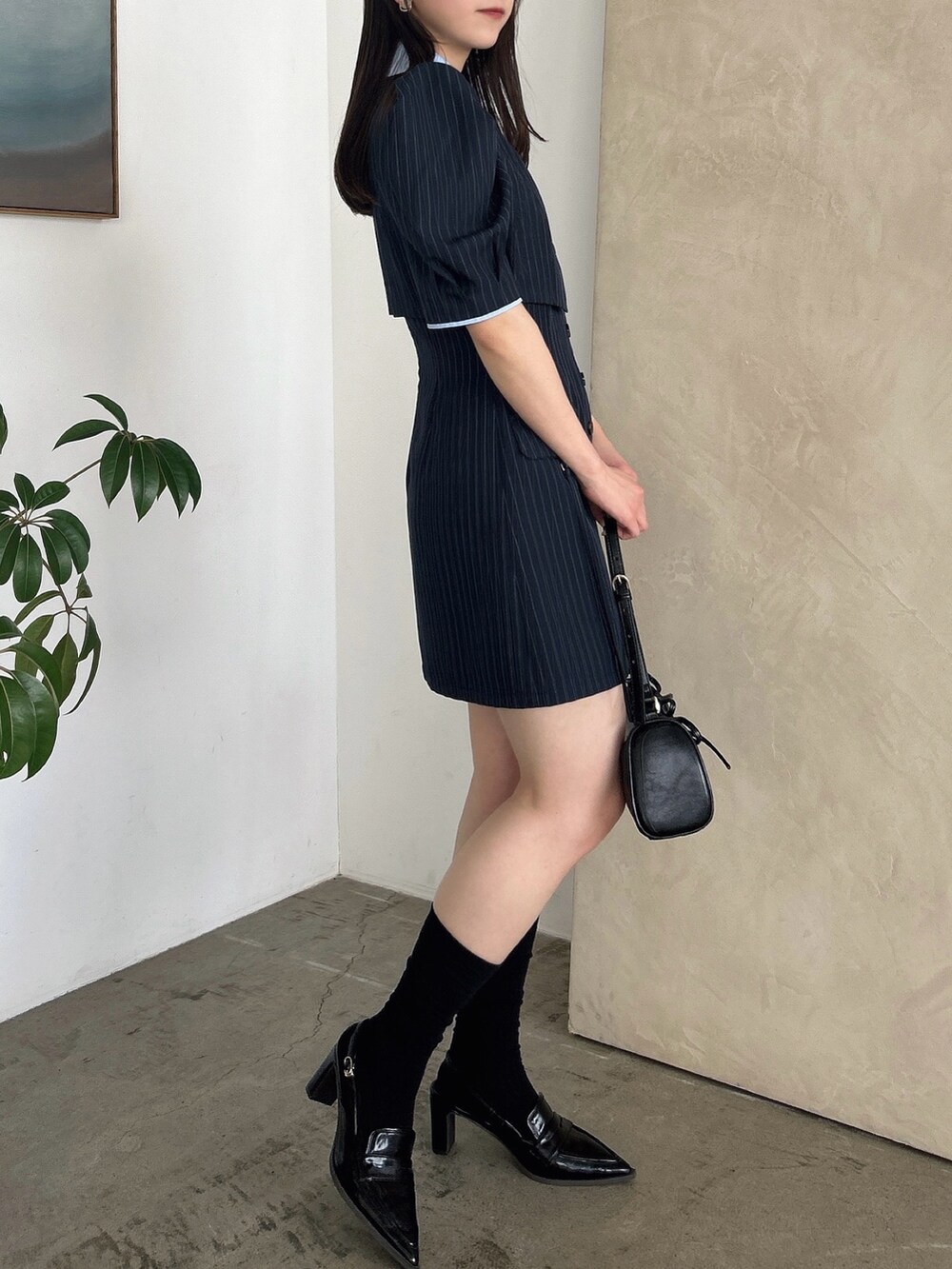 ブルー系のワンピース、ブラック系のローファーを着用したレディースの冬コーディネートの6枚目の写真