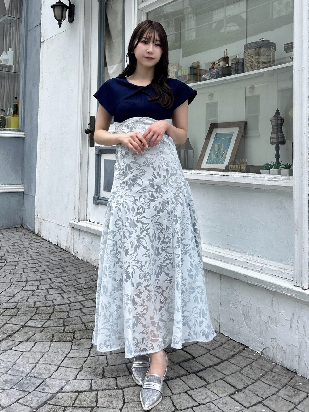 ブルー系のワンピース、シルバー系のローファーを着用したレディースの夏コーディネートの2枚目の写真