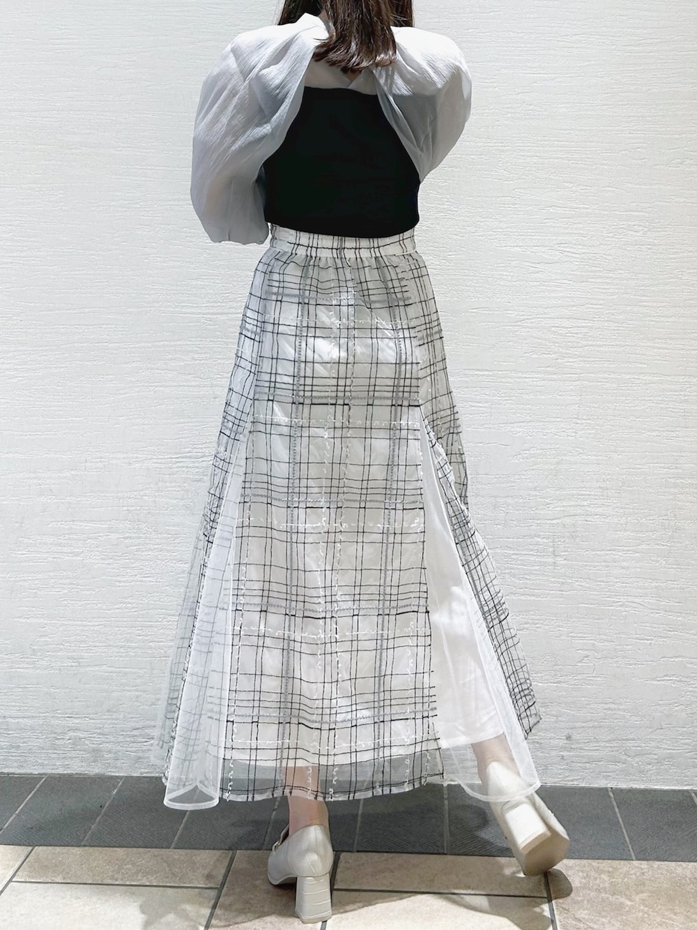 「dazzlin、ダズリン、大人コーデ、お出かけコーデ、爽やかコーデ、ブラウス、バルーンスリーブ、バイカラー、フレアスカート、シアースカート、刺繍、エンブロイダリー、チェック、チェックスカート、ローファー」｜「dazzlinのエンブロイダリーツイードライクシアースカート（スカート、ホワイト系）」を使った、kahoさん（レディース・154cm）の秋コーディネートの5枚目の写真
