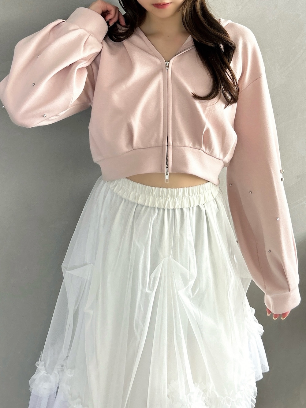 ホワイト系のスカート、ホワイト系のパンプス、ピンク系のTシャツ/カットソーを着用したレディースの春コーディネートの9枚目の写真