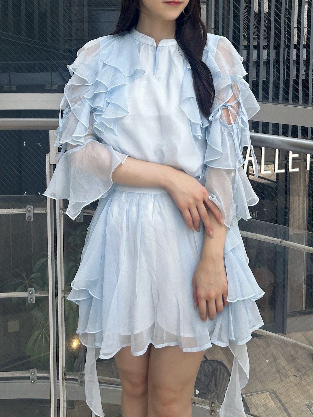 ブルー系のシャツ/ブラウス、ブルー系のスカート、ホワイト系のサンダルを着用したレディースの秋コーディネートの8枚目の写真