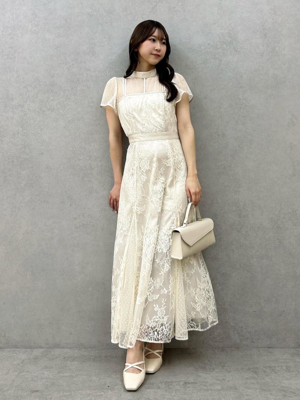 ホワイト系のドレス、ホワイト系のサンダルを着用したレディースの冬コーディネートの3枚目の写真