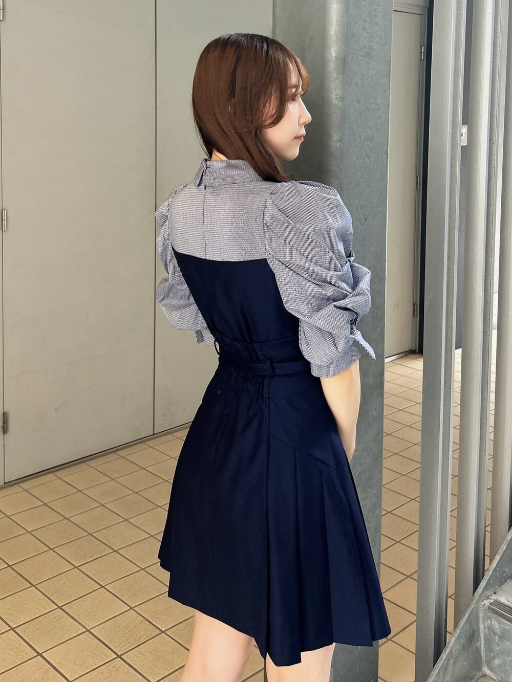 ブルー系のワンピース、ブルー系のワンピース、ブラック系のパンプスを着用したレディースの夏コーディネートの10枚目の写真