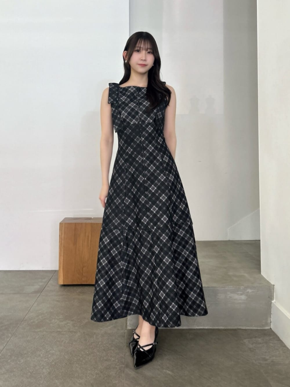 ホワイト系のシャツ/ブラウス、その他のワンピース、ブラック系のパンプスを着用したレディースの夏コーディネートの3枚目の写真
