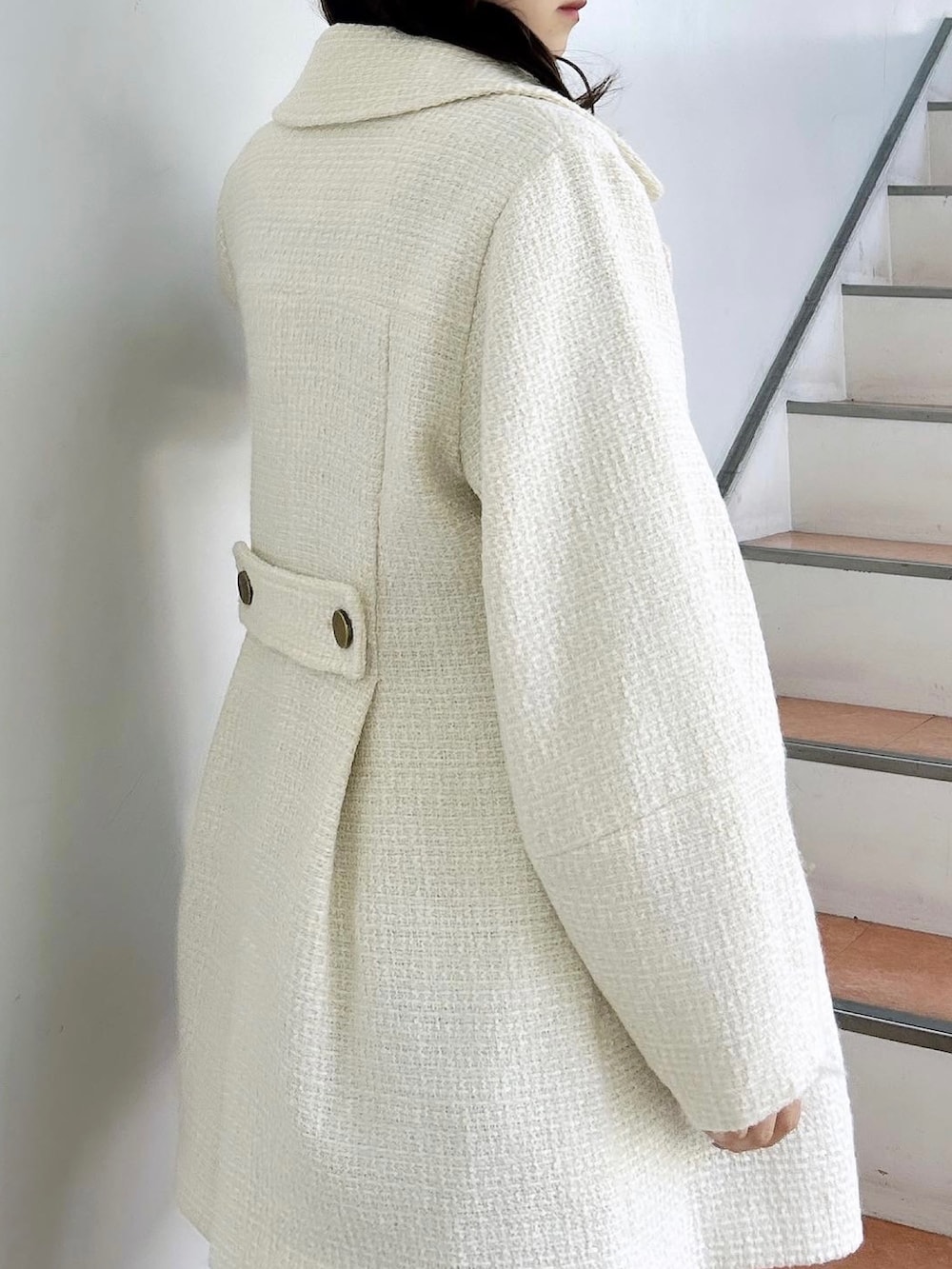 ホワイト系のその他アウター、ブラック系のTシャツ/カットソー、その他のスカートを着用したレディースの秋コーディネートの10枚目の写真