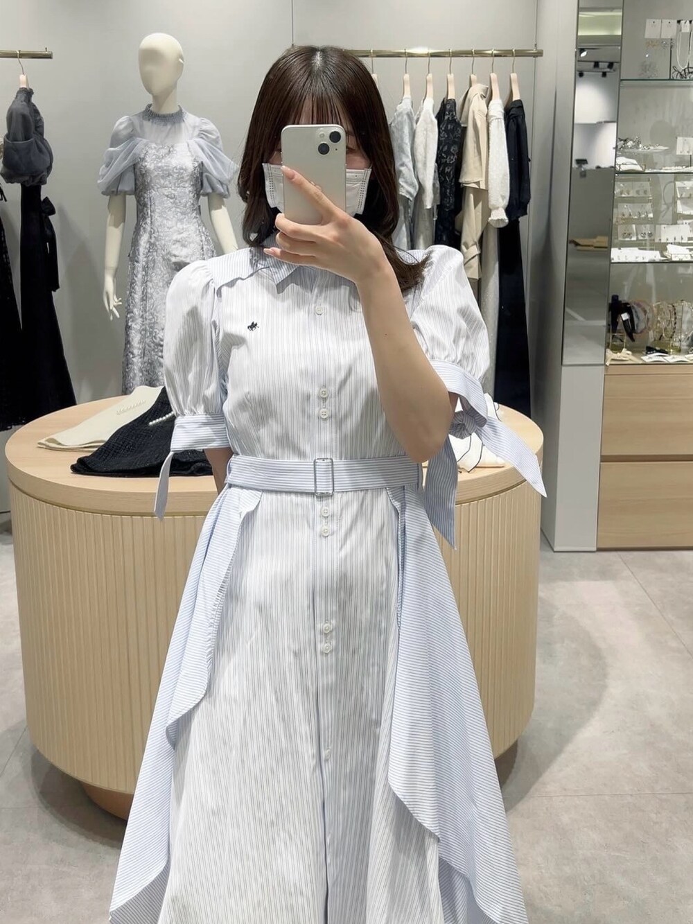 ブルー系のワンピースを着用したレディースの春コーディネートの2枚目の写真