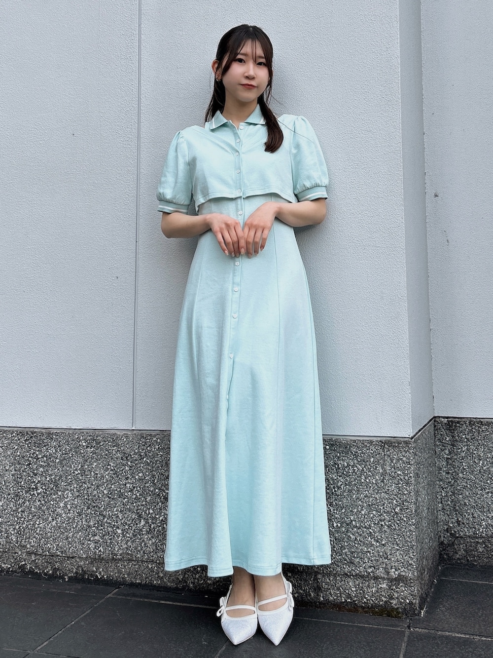 グリーン系のワンピース、ホワイト系のパンプスを着用したレディースの春コーディネートの2枚目の写真