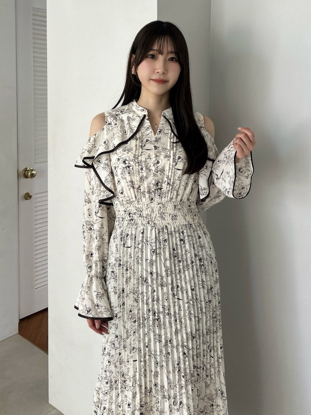 ホワイト系のワンピース、ブラウン系のパンプスを着用したレディースの秋コーディネートの9枚目の写真