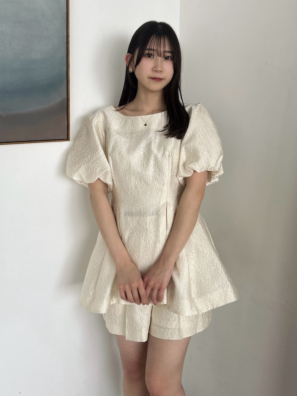 ホワイト系のシャツ/ブラウス、ホワイト系のその他パンツ、ブラウン系のローファーを着用したレディースの春コーディネートの6枚目の写真