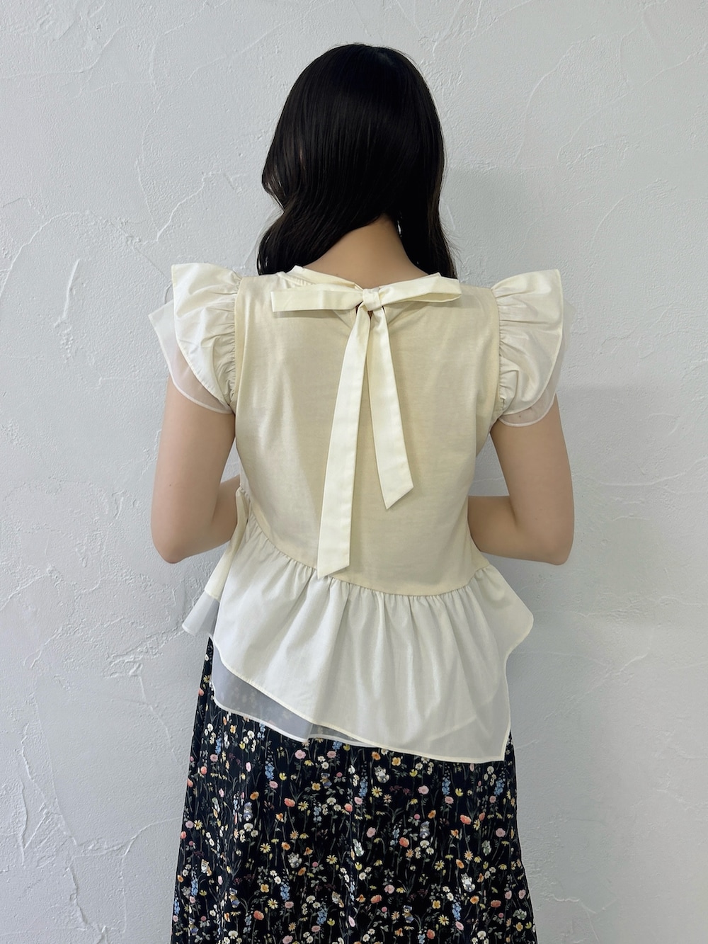 ベージュ系のTシャツ/カットソー、ブラック系のスカート、ホワイト系のサンダルを着用したレディースの春コーディネートの10枚目の写真