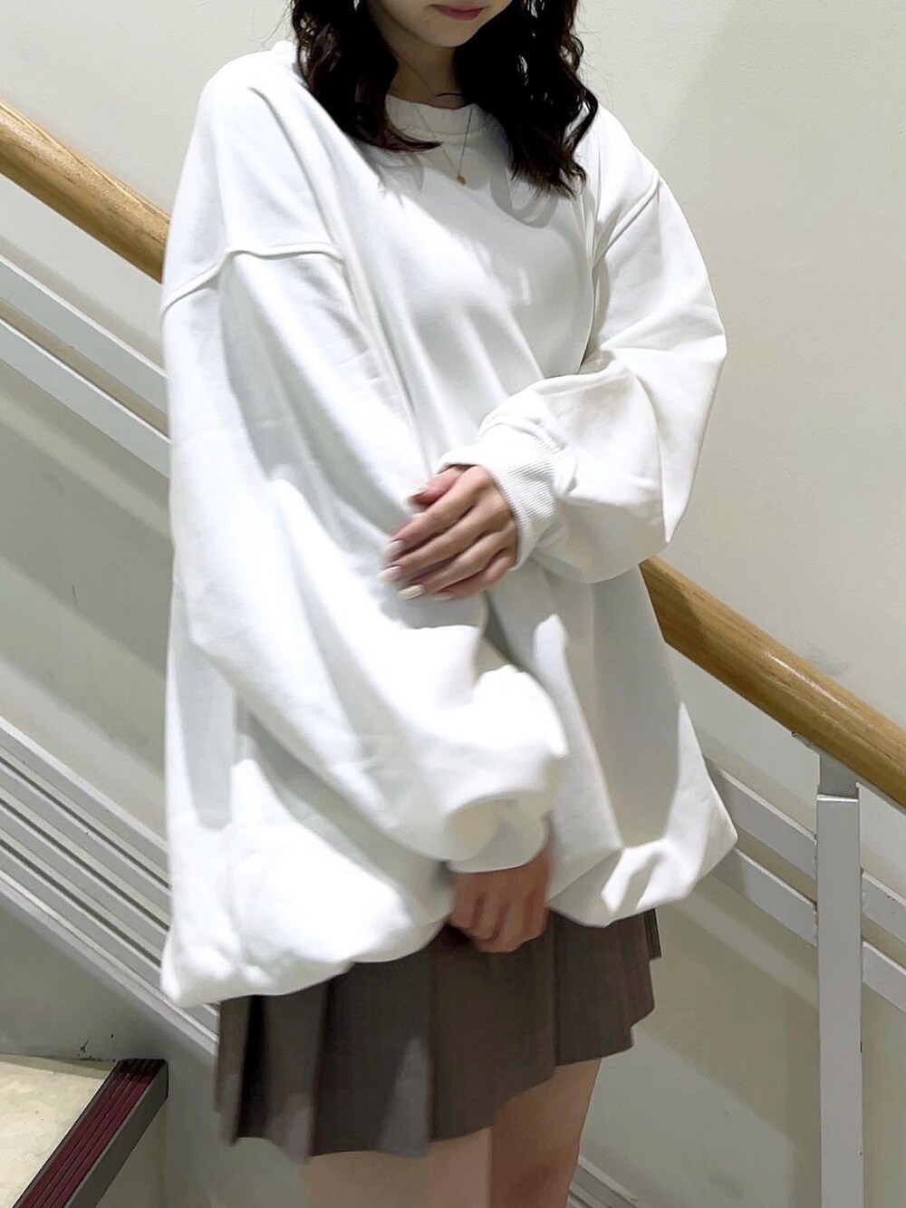 ホワイト系のTシャツ/カットソー、ベージュ系のスカート、ベージュ系のブーツを着用したレディースの冬コーディネートの9枚目の写真