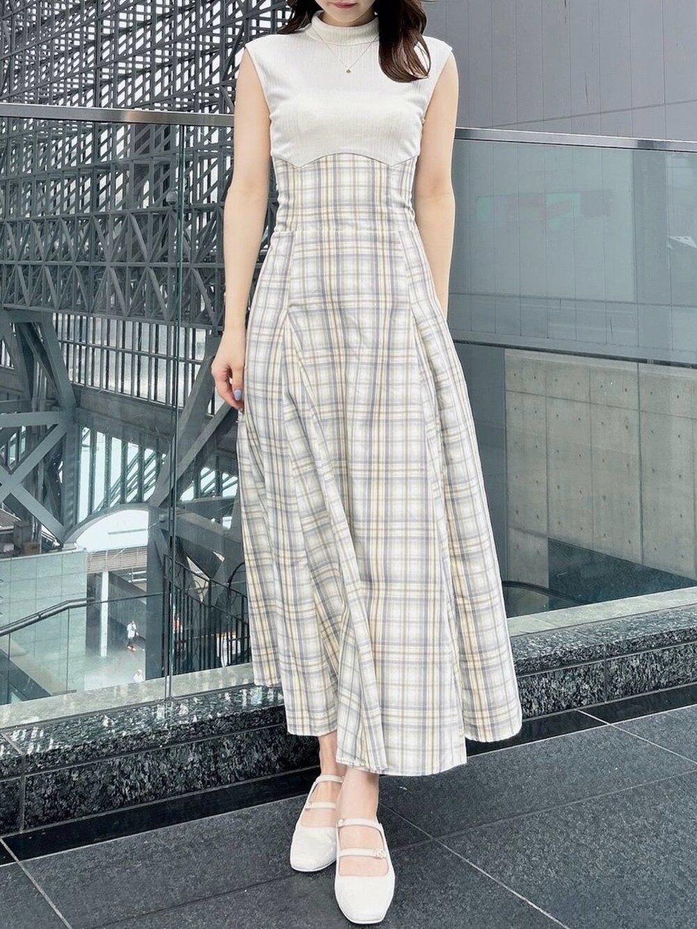 ホワイト系のパンプス、ホワイト系のワンピースを着用したレディースの夏コーディネートの2枚目の写真