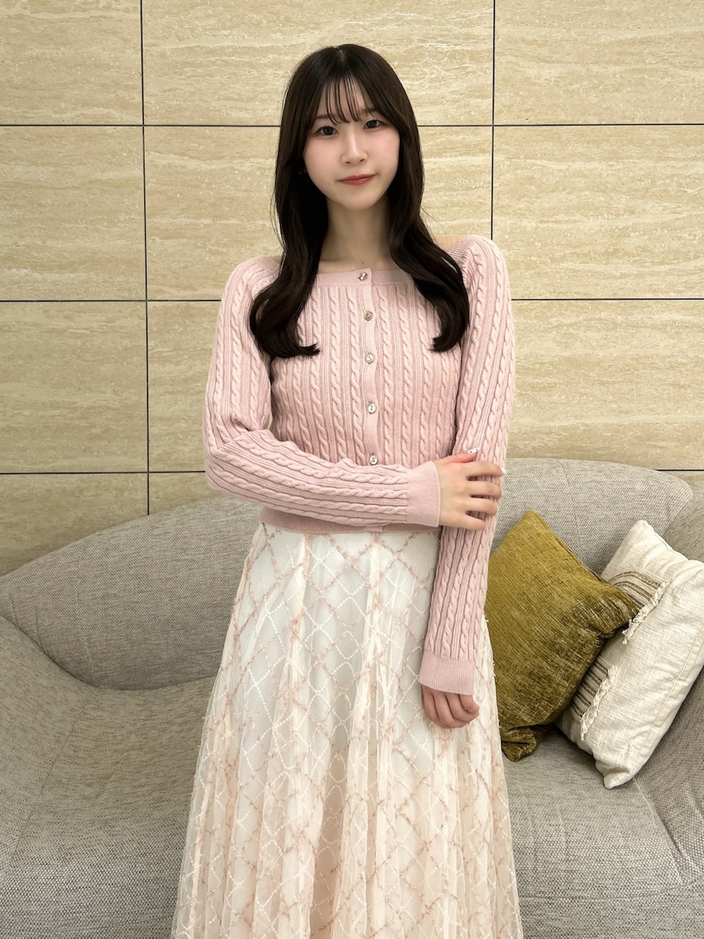 ピンク系のニット/セーター、ピンク系のスカートを着用したレディースの秋コーディネートの7枚目の写真