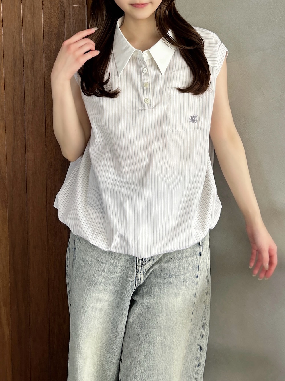 ホワイト系のシャツ/ブラウス、ブルー系のデニムパンツ、ブラウン系のハンドバッグを着用したレディースの春コーディネートの7枚目の写真
