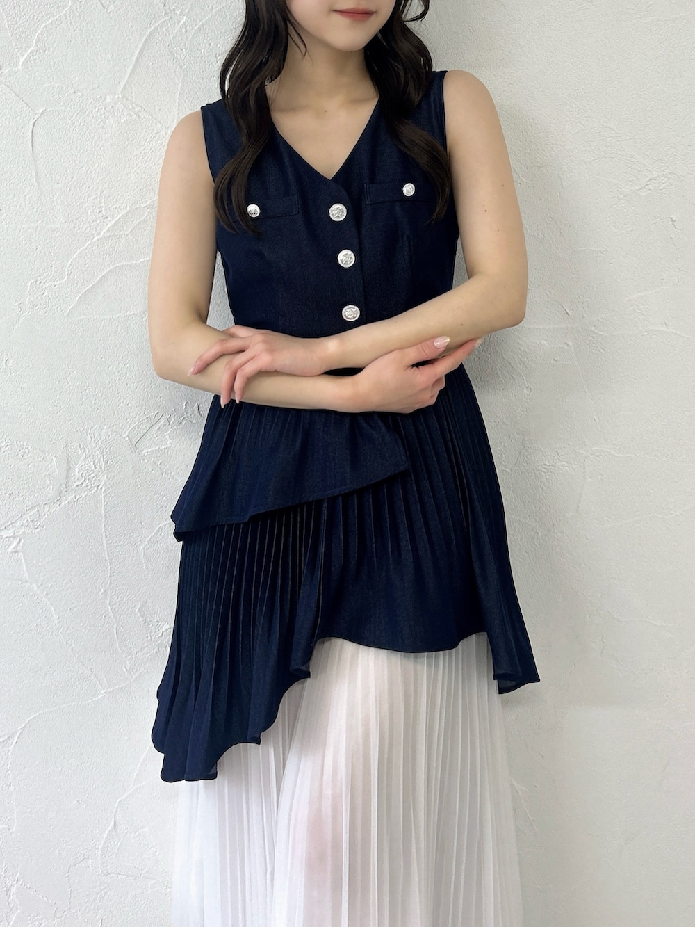 ブルー系のワンピースを着用したレディースの春コーディネートの6枚目の写真