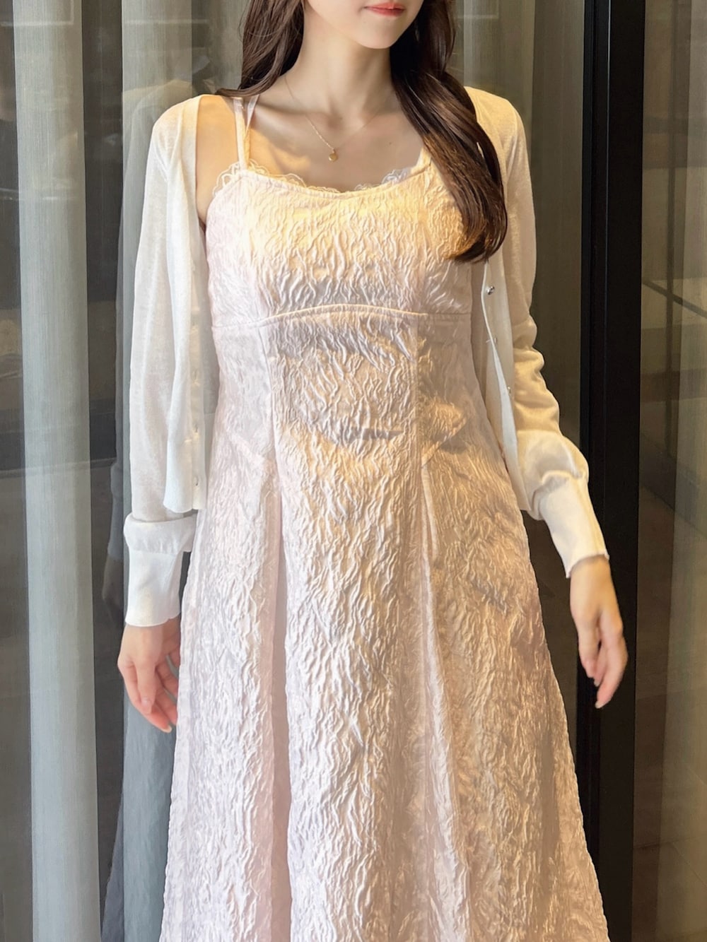 ホワイト系のカーディガン/ボレロ、ホワイト系のTシャツ/カットソー、ピンク系のワンピースを着用したレディースの夏コーディネートの6枚目の写真