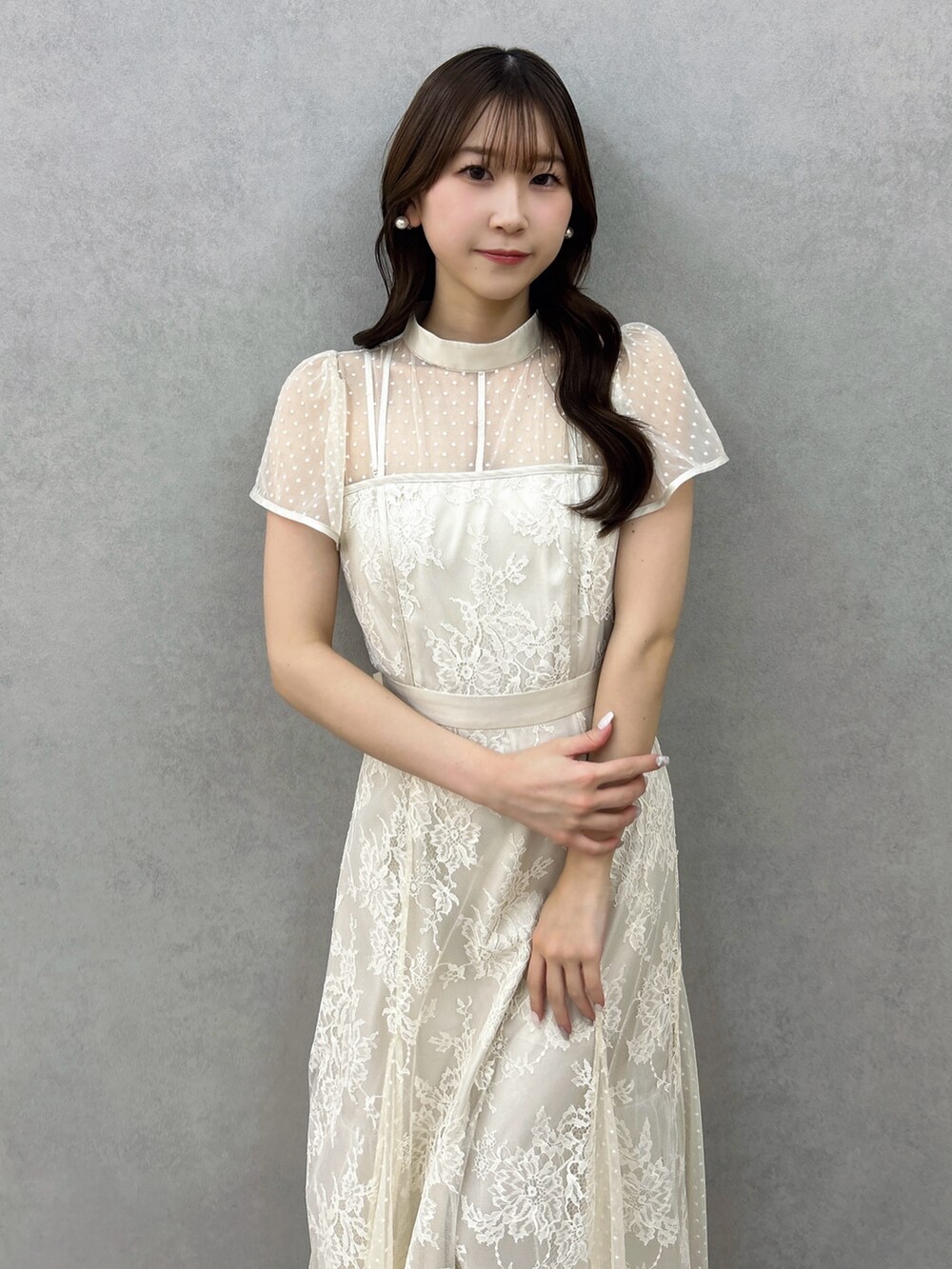 ホワイト系のドレス、ホワイト系のサンダルを着用したレディースの冬コーディネートの6枚目の写真