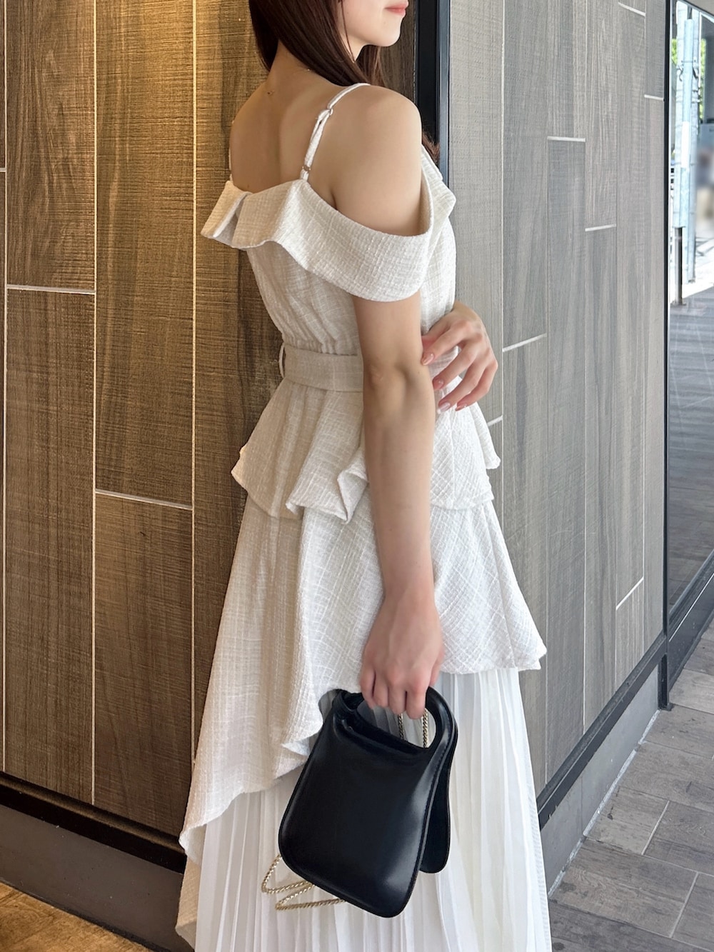 ホワイト系のワンピース、ホワイト系のサンダルを着用したレディースの秋コーディネートの9枚目の写真