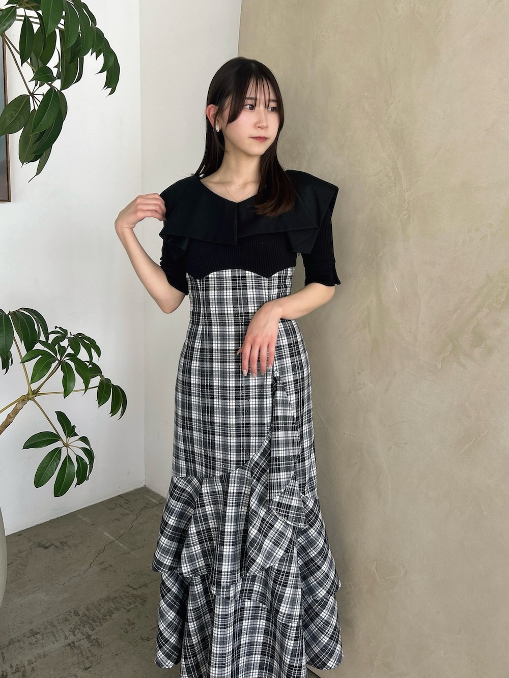 「dazzlin、ダズリン、低身長コーデ、春服、春服コーデ、ロングワンピース、ドッキングワンピ、コルセット、フリル、チェック、チェックワンピース、ワントーンコーデ、モノトーンコーデ、サンダル、デートコーデ」｜「dazzlinのラッフルマーメイドコンビワンピース（ワンピース、ブラック系）」を使った、kahoさん（レディース・154cm）の春コーディネートの8枚目の写真