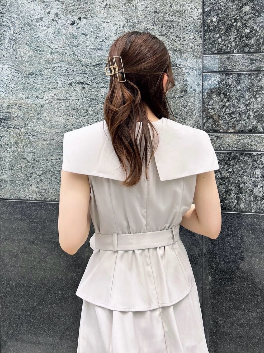 ブラック系のパンプス、ホワイト系のワンピースを着用したレディースの夏コーディネートの9枚目の写真