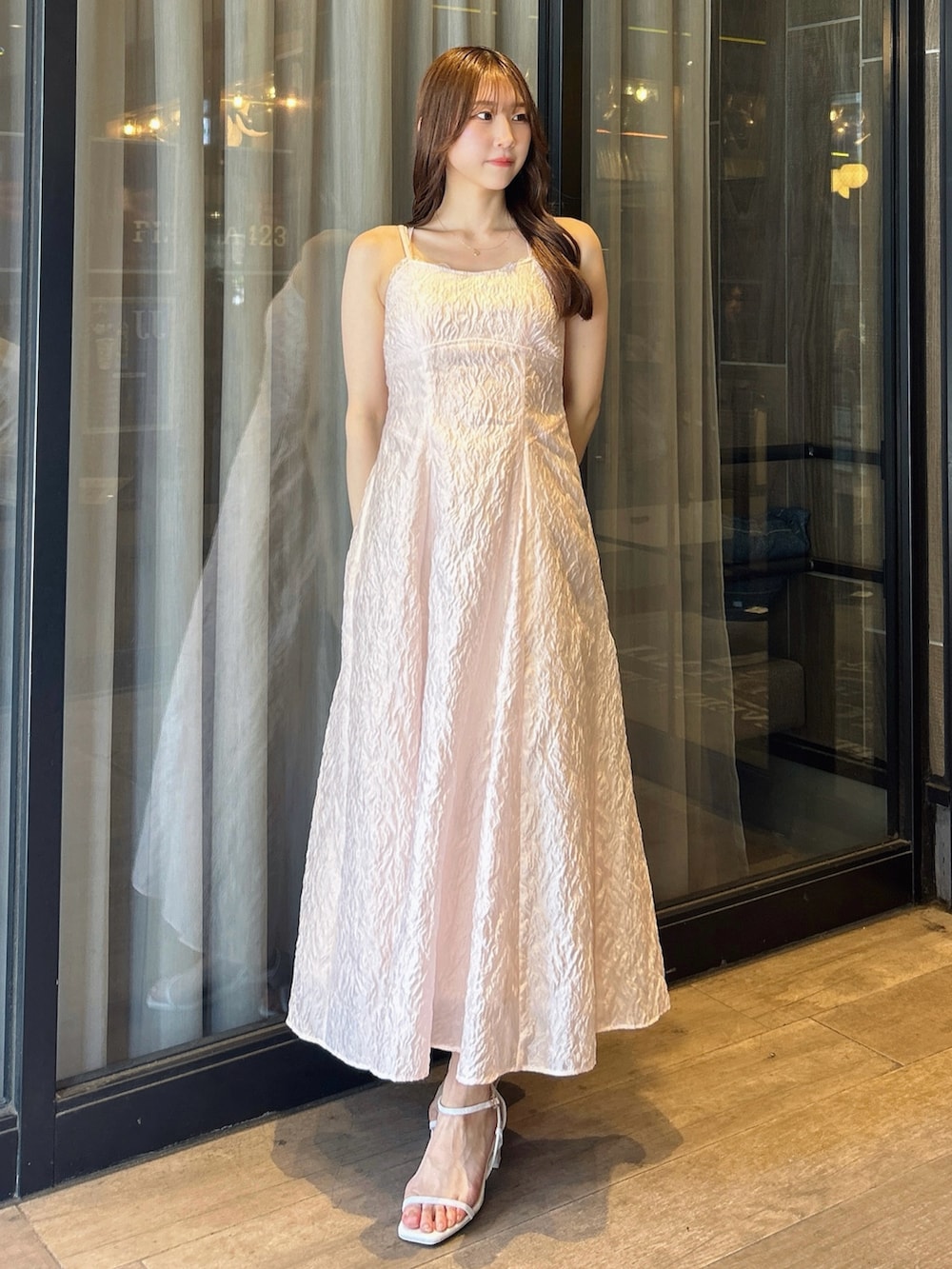 ホワイト系のTシャツ/カットソー、ピンク系のワンピース、ホワイト系のサンダルを着用したレディースの夏コーディネートの2枚目の写真