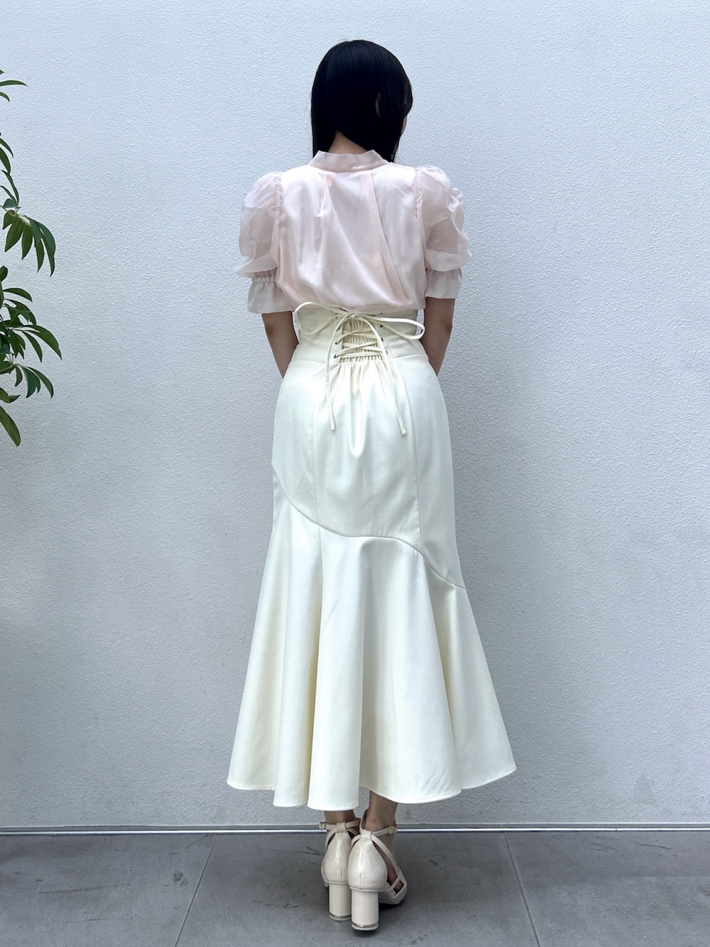 ピンク系のシャツ/ブラウス、ホワイト系のスカート、ホワイト系のサンダルを着用したレディースの春コーディネートの5枚目の写真
