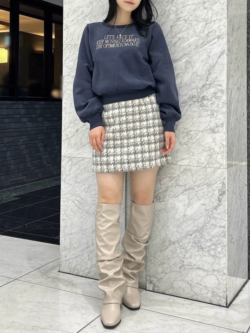 ブルー系のスウェット、その他のスカート、ベージュ系のブーツを着用したレディースの秋コーディネートの2枚目の写真